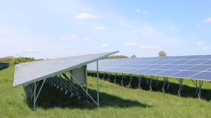 découvrez comment les panneaux solaires transforment l'énergie renouvelable en une source d'énergie durable et économique. informez-vous sur les avantages, l'installation et les bénéfices environnementaux des solutions solaires pour un avenir plus vert.