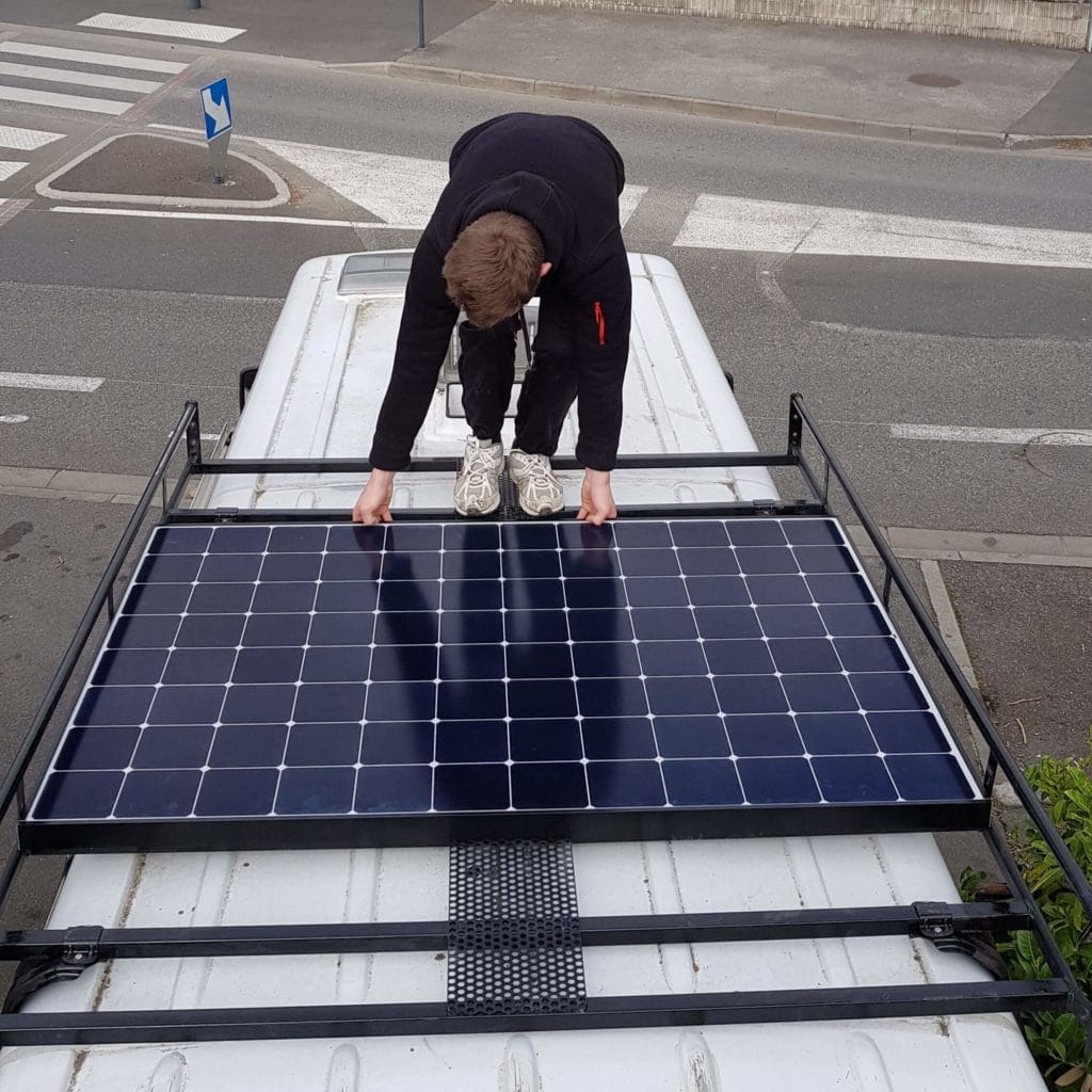 découvrez comment les panneaux solaires pour fourgons peuvent transformer votre véhicule en une source d'énergie autonome et écologique. profitez de voyages durables tout en alimentant vos appareils avec l'énergie solaire.