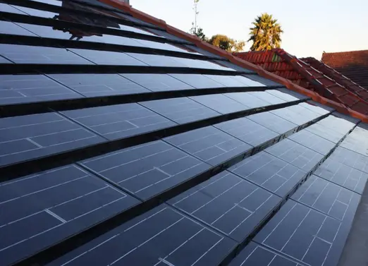 découvrez les panneaux solaires tuile, une solution esthétique et efficace pour produire de l'énergie renouvelable chez vous. alliez performance et design pour optimiser votre consommation énergétique tout en préservant l'intégrité architecturale de votre toiture.