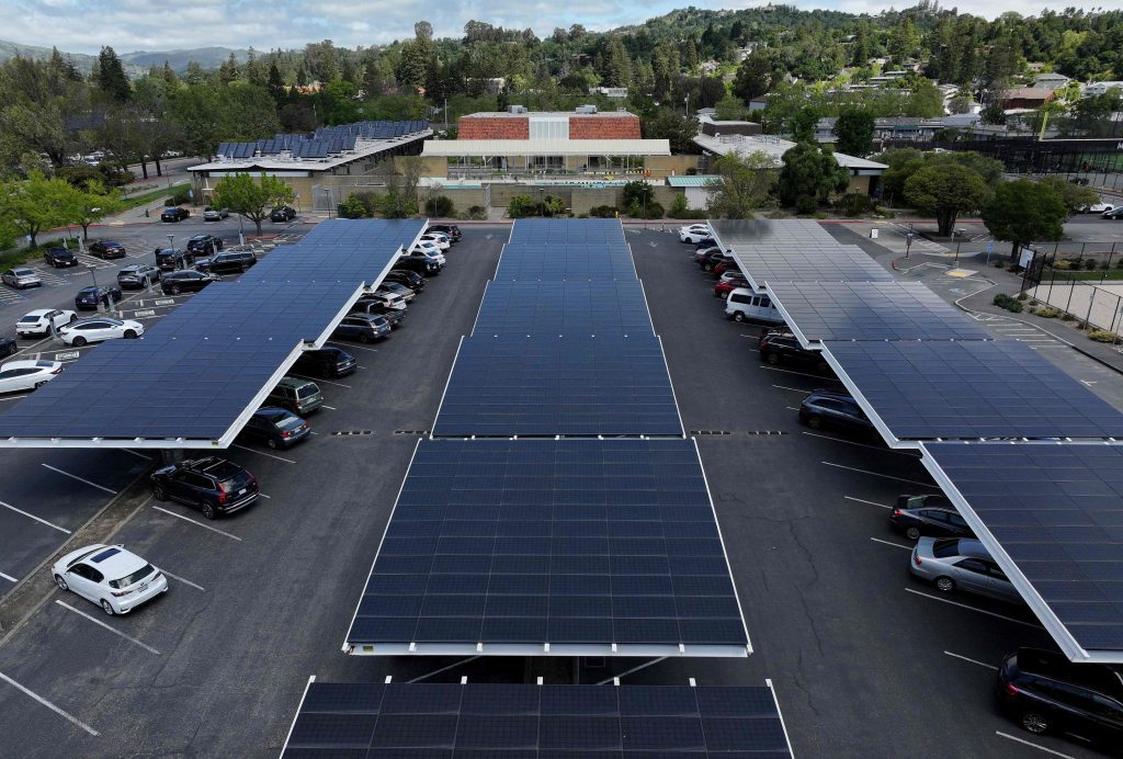 découvrez comment les panneaux photovoltaïques transforment les parkings en sources d'énergie durable. optimisez l'espace de stationnement tout en réduisant votre empreinte carbone grâce à des solutions innovantes de production d'énergie solaire.