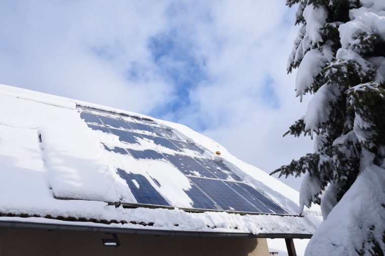 découvrez comment les panneaux photovoltaïques fonctionnent en hiver et les avantages de leur utilisation durant les mois froids. optimisez votre production d'énergie solaire même sous les conditions hivernales!