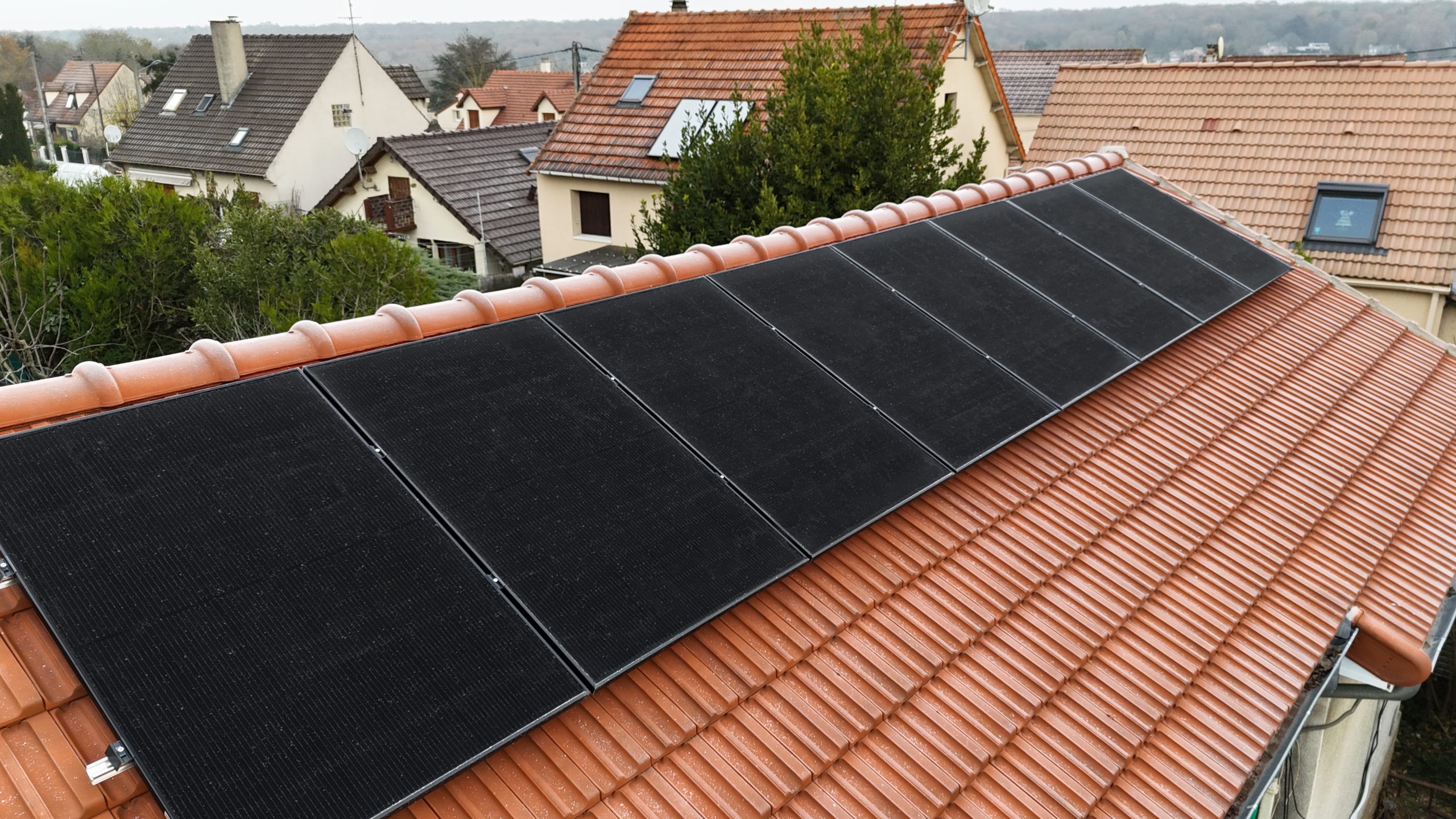 découvrez les différences entre les panneaux photovoltaïques et thermiques. comparez leur fonctionnement, leurs avantages et inconvénients pour faire le choix adapté à vos besoins en énergie renouvelable.