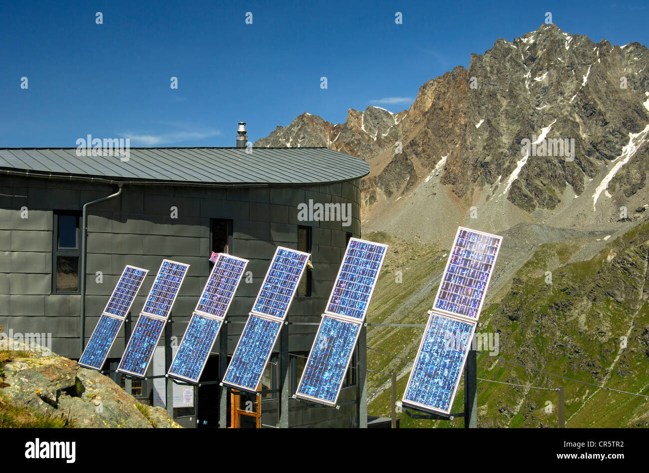 découvrez comment intégrer des panneaux solaires dans votre cabane pour profiter d'une énergie durable et autonome. optimisez votre espace tout en préservant l'environnement avec des solutions écologiques adaptées à vos besoins.