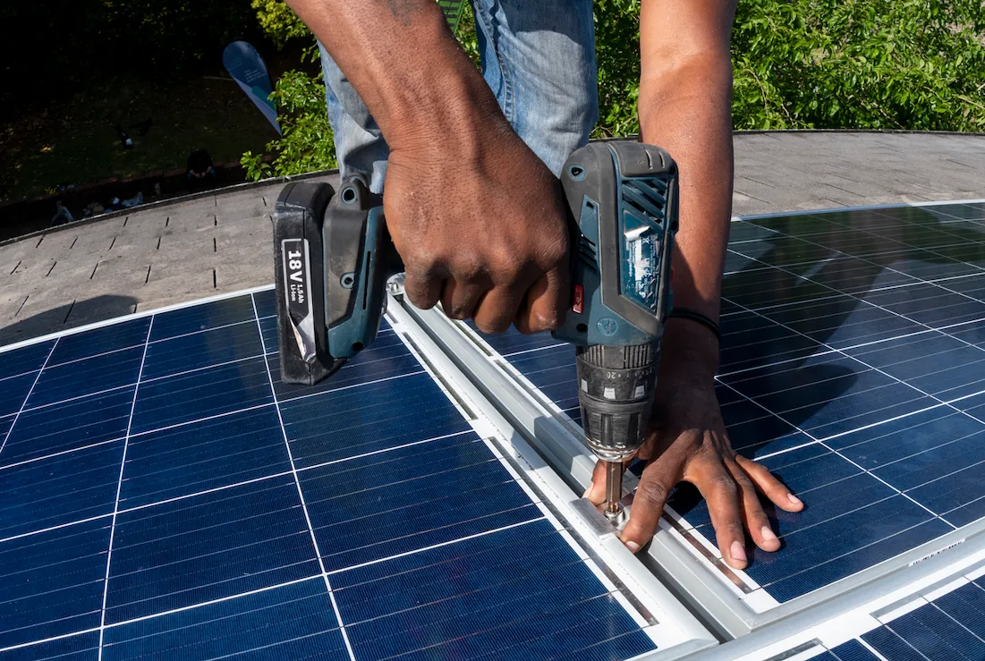 découvrez comment installer vos propres panneaux solaires diy grâce à notre guide complet. économisez sur vos factures d'énergie tout en contribuant à un environnement plus durable. suivez nos conseils pratiques et transformez votre maison en une source d'énergie renouvelable.