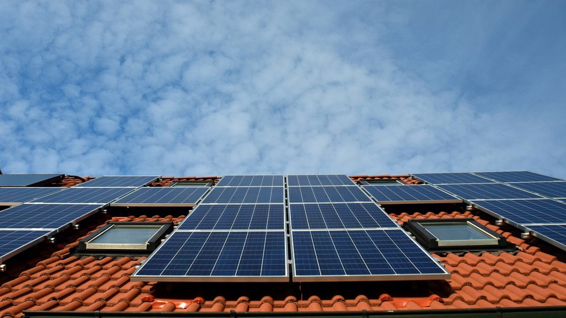 découvrez comment les panneaux solaires sont soutenus par des initiatives gouvernementales en france. explorez les avantages écologiques et économiques de l'énergie solaire, ainsi que les subventions et programmes mis en place pour encourager l'adoption de solutions durables. informez-vous sur les dernières politiques énergétiques et inspirez-vous pour réduire votre empreinte carbone tout en réalisant des économies.
