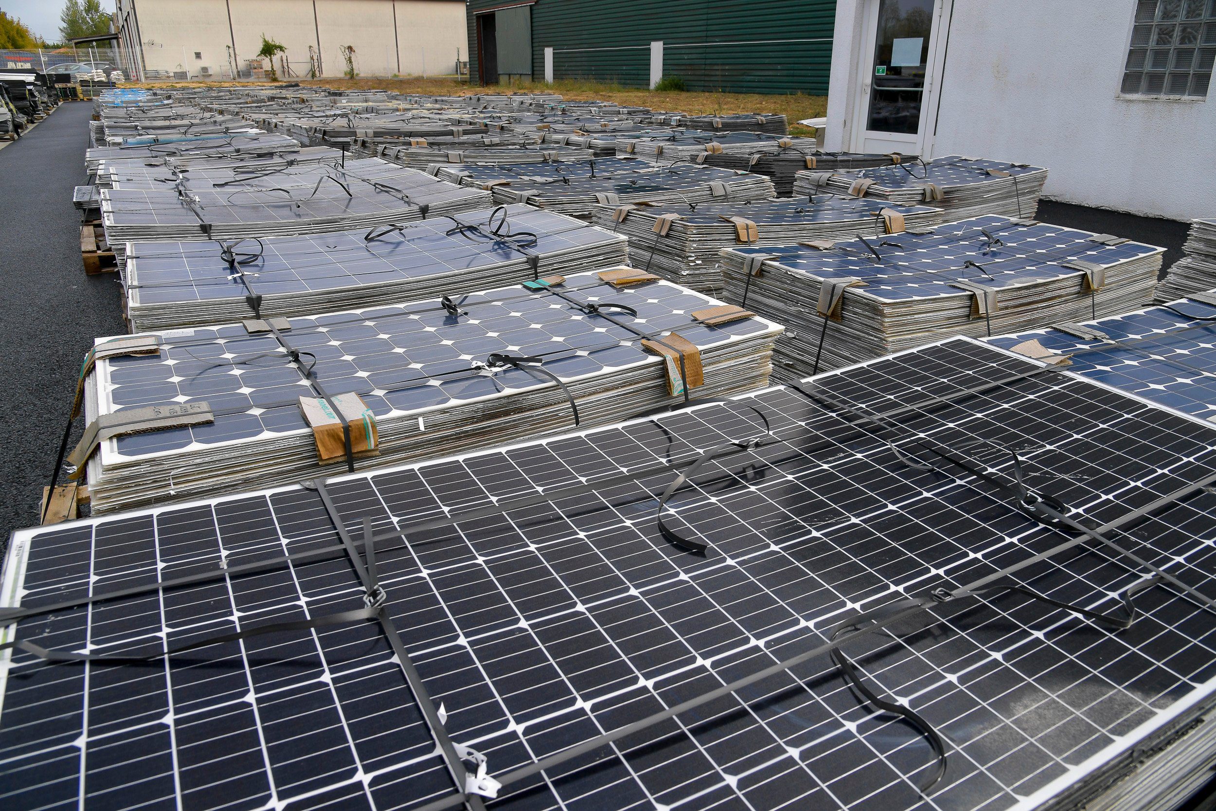 découvrez nos solutions de panneaux solaires en gironde pour économiser sur vos factures d'énergie et adopter une démarche éco-responsable. profitez d'installations de qualité, d'un service personnalisé et d'options adaptées à vos besoins. passez au solaire dès aujourd'hui!