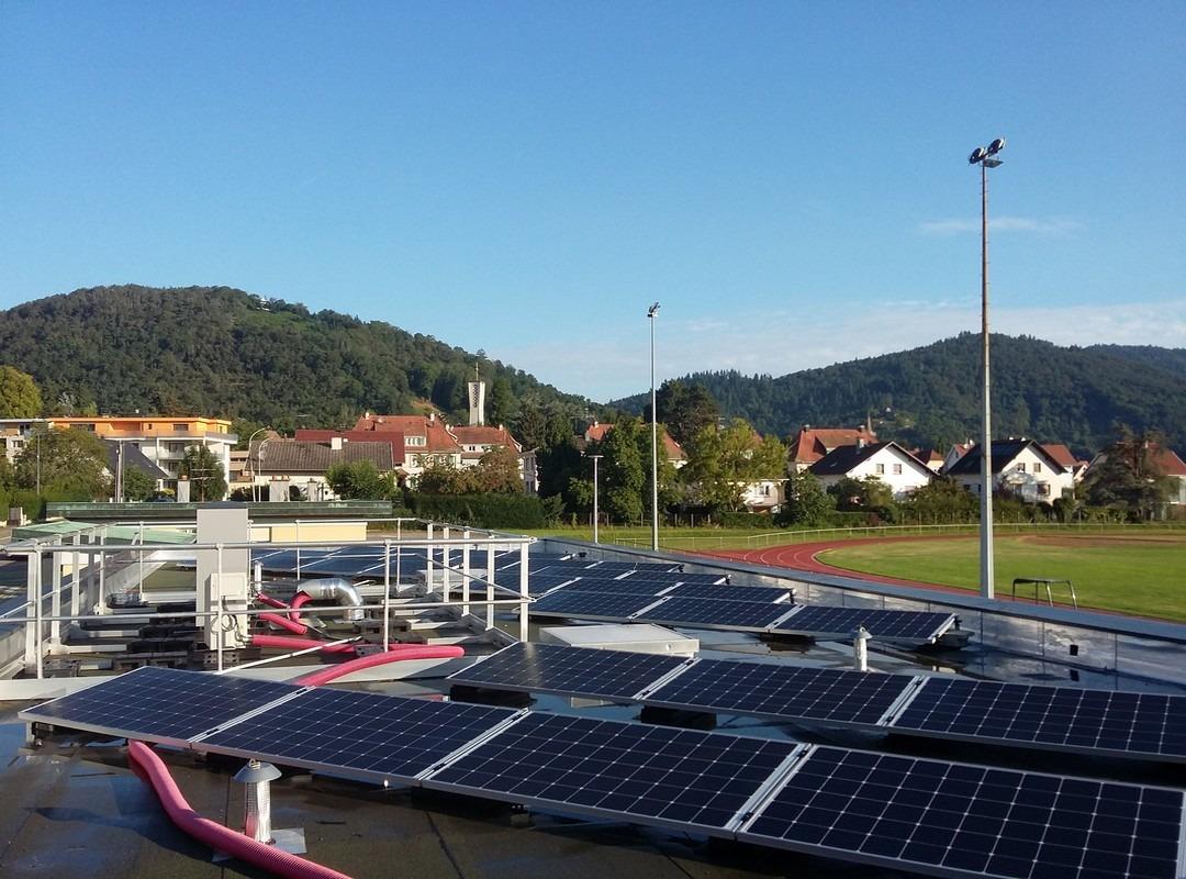 découvrez comment les panneaux solaires fonctionnent la nuit et les solutions innovantes pour maximiser l'énergie solaire même après le coucher du soleil.