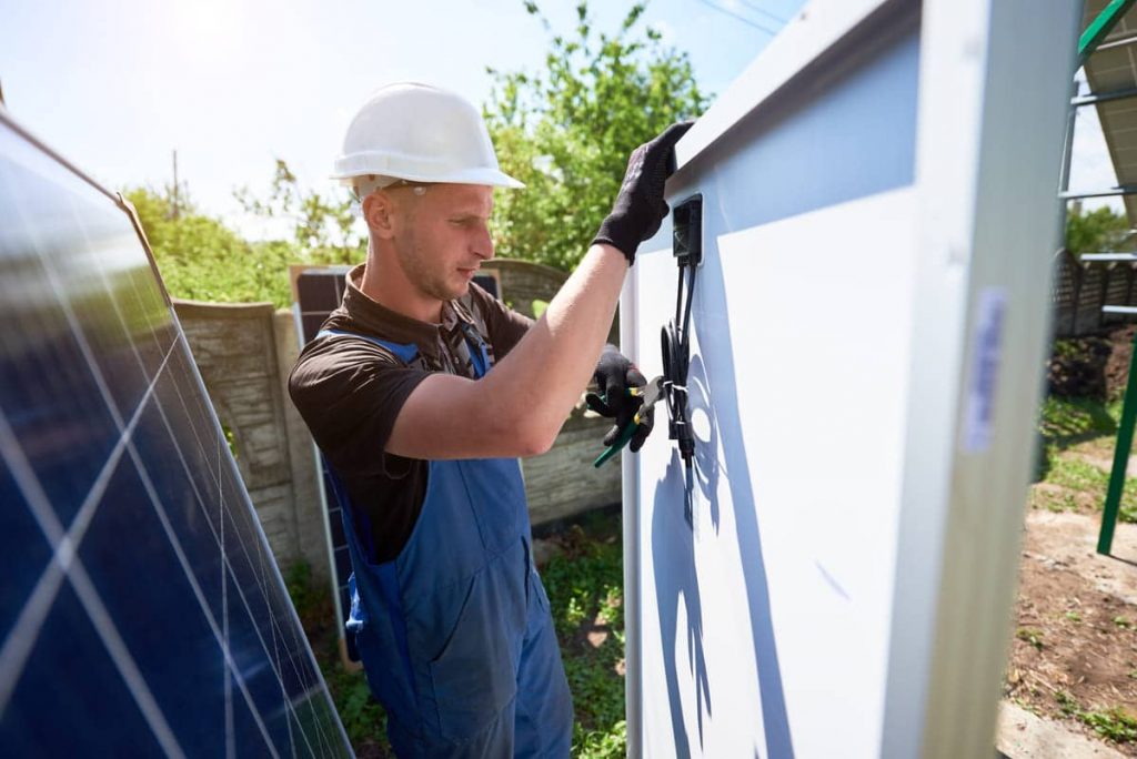 découvrez les avantages des panneaux solaires à onduleur intégré : efficacité améliorée, installation simplifiée, espace optimisé et réduction des coûts. profitez d'une production d'énergie renouvelable optimale pour votre domicile ou votre entreprise.