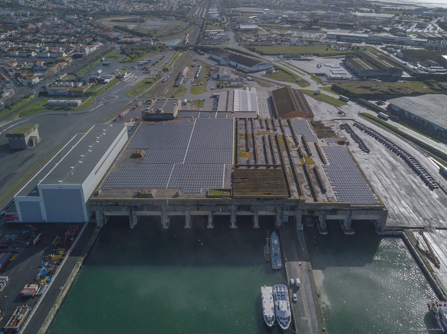 découvrez les panneaux solaires sous-marins, une innovation révolutionnaire qui capte l'énergie solaire tout en étant immergée. idéaux pour les régions côtières, ces systèmes écologiques proposent une solution durable pour alimenter en électricité les infrastructures sous-marines et contribuer à la transition énergétique. explorez les avantages, les applications et l'avenir des énergies renouvelables dans nos océans.