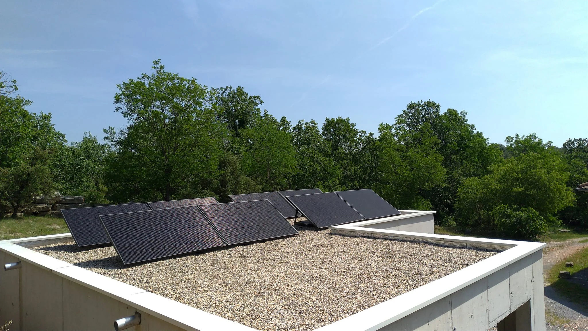 découvrez les panneaux solaires pour toiture, une solution écologique et économique pour produire votre propre énergie. optimisez l'efficacité énergétique de votre maison tout en réduisant votre empreinte carbone grâce à nos systèmes photovoltaïques modernes et performants.
