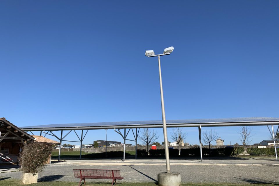 découvrez les avantages des panneaux solaires ualr pour alimenter votre terrain de pétanque. profitez d'une énergie renouvelable et durable tout en pratiquant votre sport favori. optez pour une installation écologique et performante et transformez votre expérience de jeu!