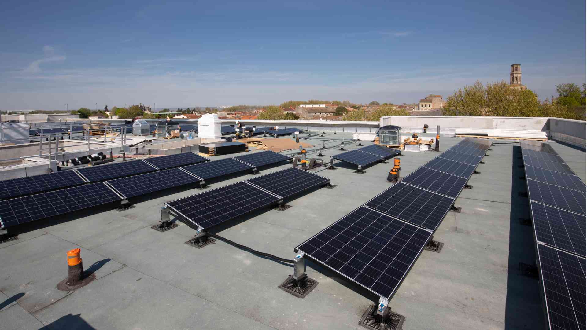 découvrez comment l'énergie photovoltaïque contribue à la lutte contre le changement climatique en réduisant les émissions de co2 et en favorisant une transition énergétique durable. apprenez les avantages environnementaux et économiques des panneaux solaires pour un avenir plus vert.