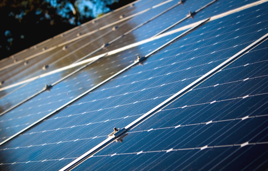 découvrez les différentes primes et subventions disponibles pour l'installation de panneaux photovoltaïques en france. maximisez vos économies et contribuez à la transition énergétique grâce à des aides financières avantageuses.