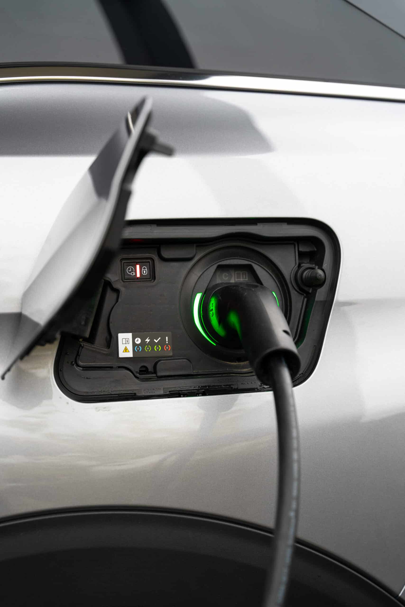 découvrez comment recharger la batterie de votre voiture grâce à un panneau solaire. profitez d'une solution écologique et économique pour garder votre véhicule prêt à démarrer à tout moment, tout en respectant l'environnement.