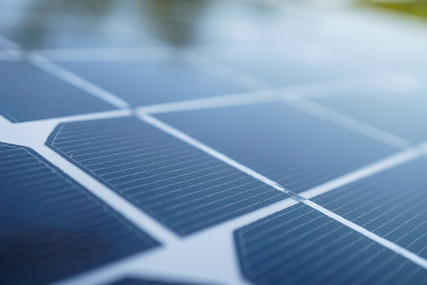 découvrez le rôle essentiel des cellules photovoltaïques dans la conversion de la lumière solaire en énergie électrique. apprenez comment elles contribuent à la transition vers des sources d'énergie renouvelables et à la réduction des émissions de carbone.
