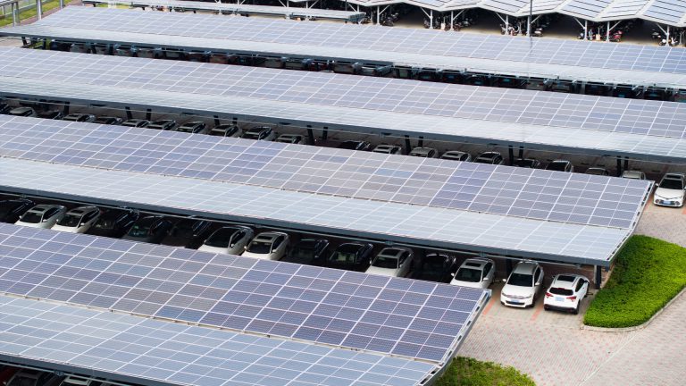 découvrez tout sur la surface des panneaux photovoltaïques : optimisez votre installation solaire grâce à des informations essentielles sur les dimensions, l'efficacité et le rendement de ces dispositifs écologiques.