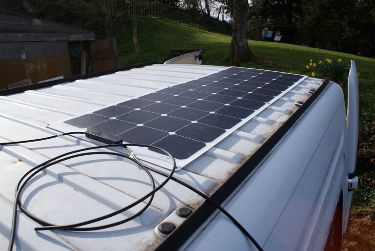 découvrez l'utilité des panneaux solaires pour camping-car : une solution écologique et autonome pour alimenter vos appareils électriques lors de vos aventures en pleine nature.