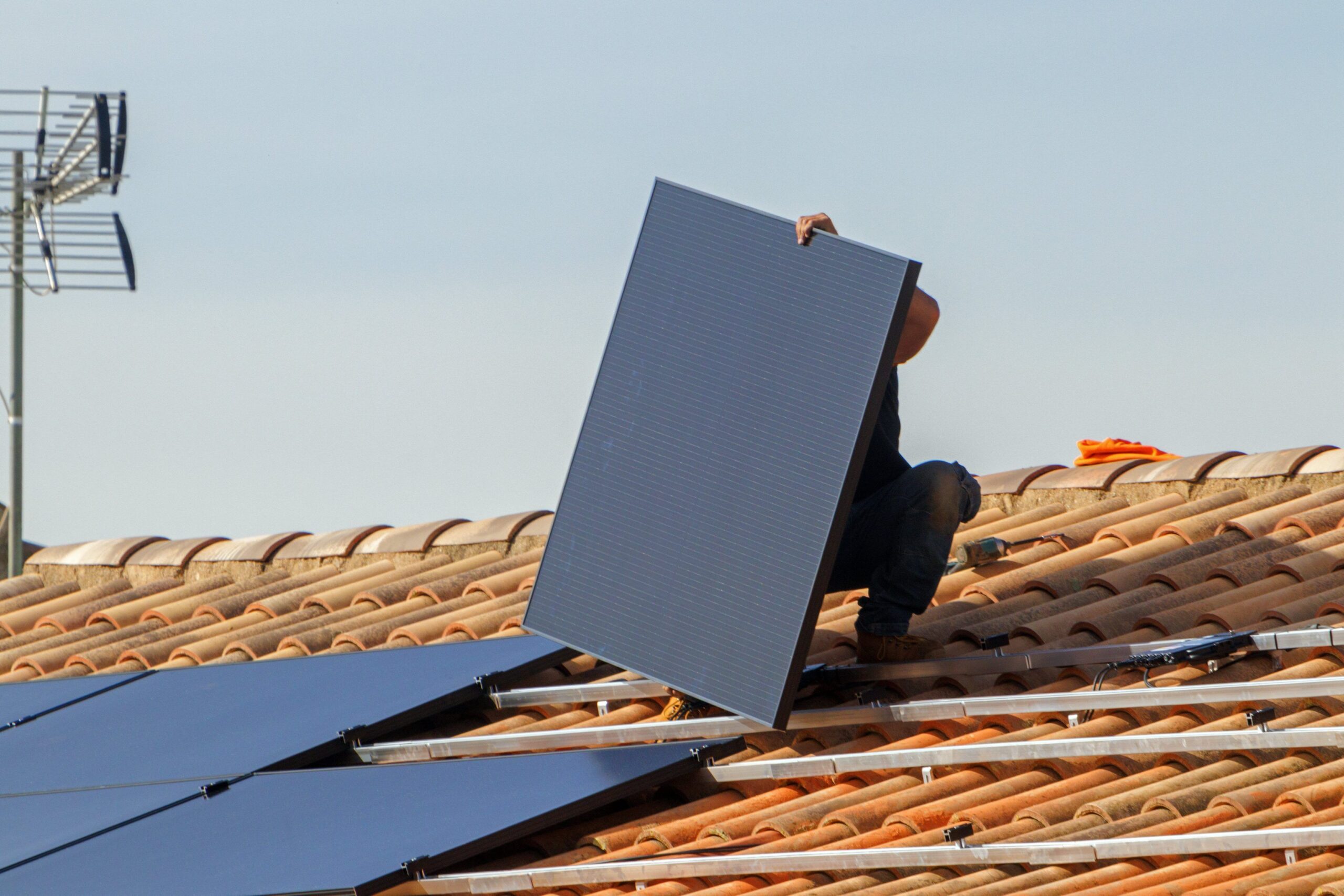 découvrez comment bénéficier d'une aide pour l'installation de panneaux solaires en 2025. maximisez vos économies d'énergie et profitez des subventions disponibles pour passer à l'énergie renouvelable dès aujourd'hui.