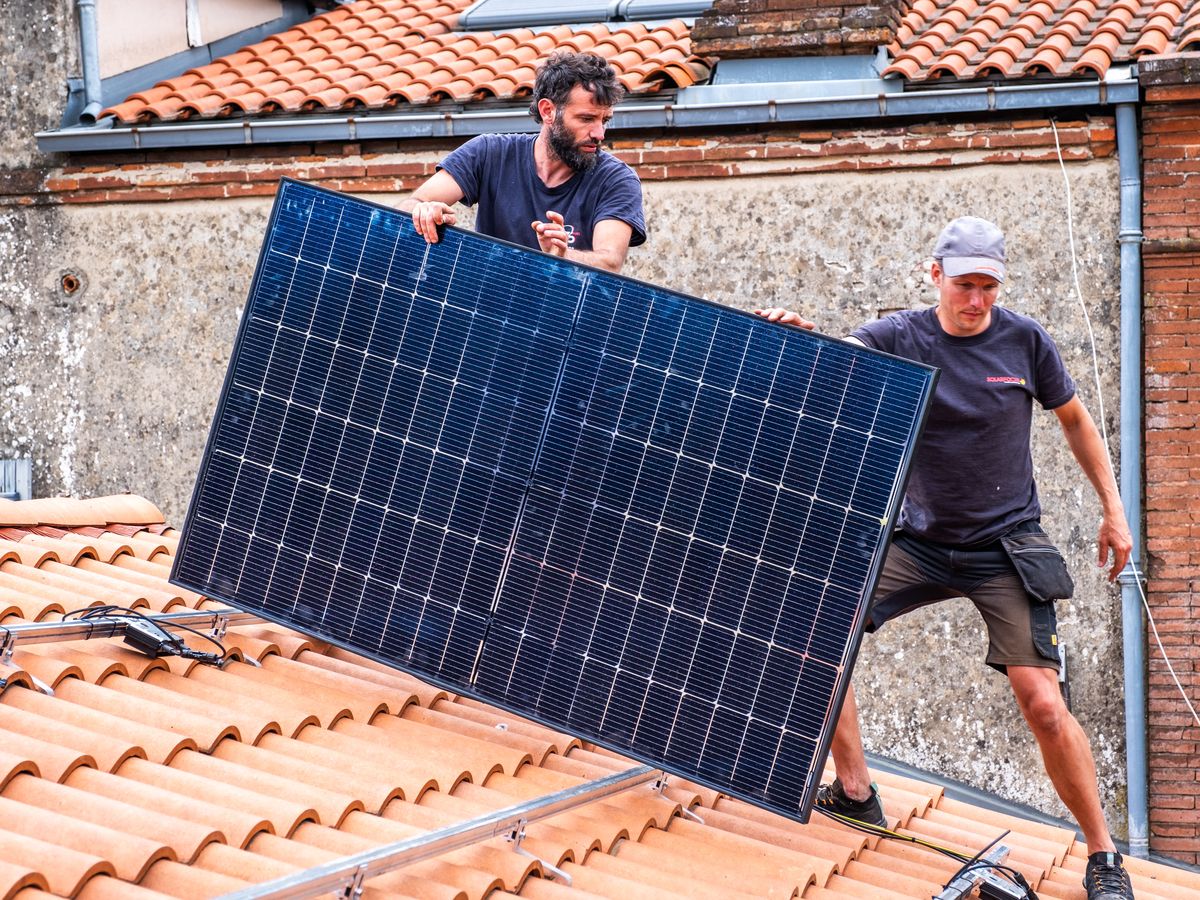 découvrez les différentes aides et subventions disponibles pour l'installation de panneaux photovoltaïques en france. profitez des incitations financières et des conseils pour rendre votre transition vers l'énergie solaire plus accessible et avantageuse.