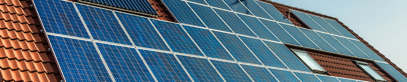 découvrez les principaux avantages des panneaux photovoltaïques : une source d'énergie renouvelable, des économies sur vos factures d'électricité, une valorisation de votre bien immobilier, et une contribution à la préservation de l'environnement.