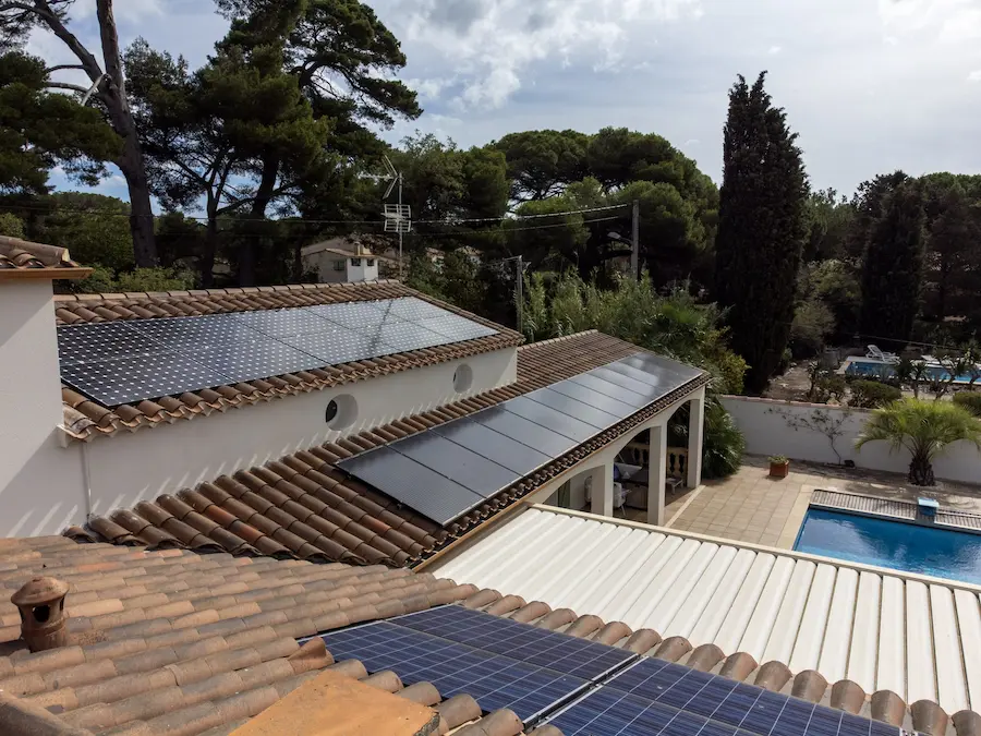 découvrez notre guide d'avis sur les panneaux photovoltaïques : comparez les marques, évaluez les performances et trouvez les meilleures options pour produire de l'énergie solaire, tout en maximisant vos économies.