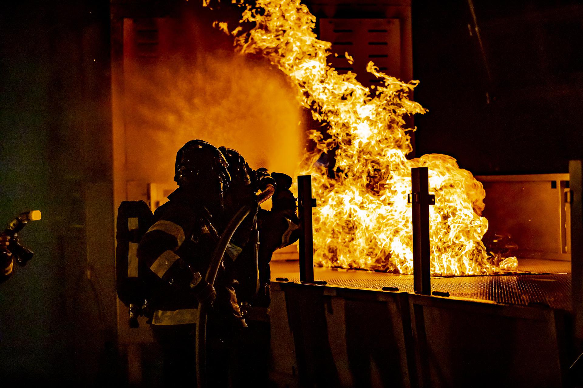 découvrez les derniers informations sur l'incendie d'un hangar en dordogne : causes, interventions des pompiers, et conséquences pour la communauté locale.