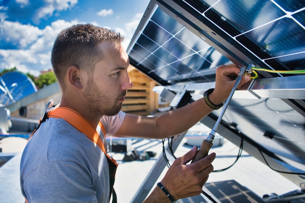 découvrez notre guide des meilleurs panneaux photovoltaïques du marché. comparez les performances, les prix et les avis pour choisir la solution solaire la plus adaptée à vos besoins énergétiques et contribuer à la transition énergétique tout en réduisant vos factures d'électricité.