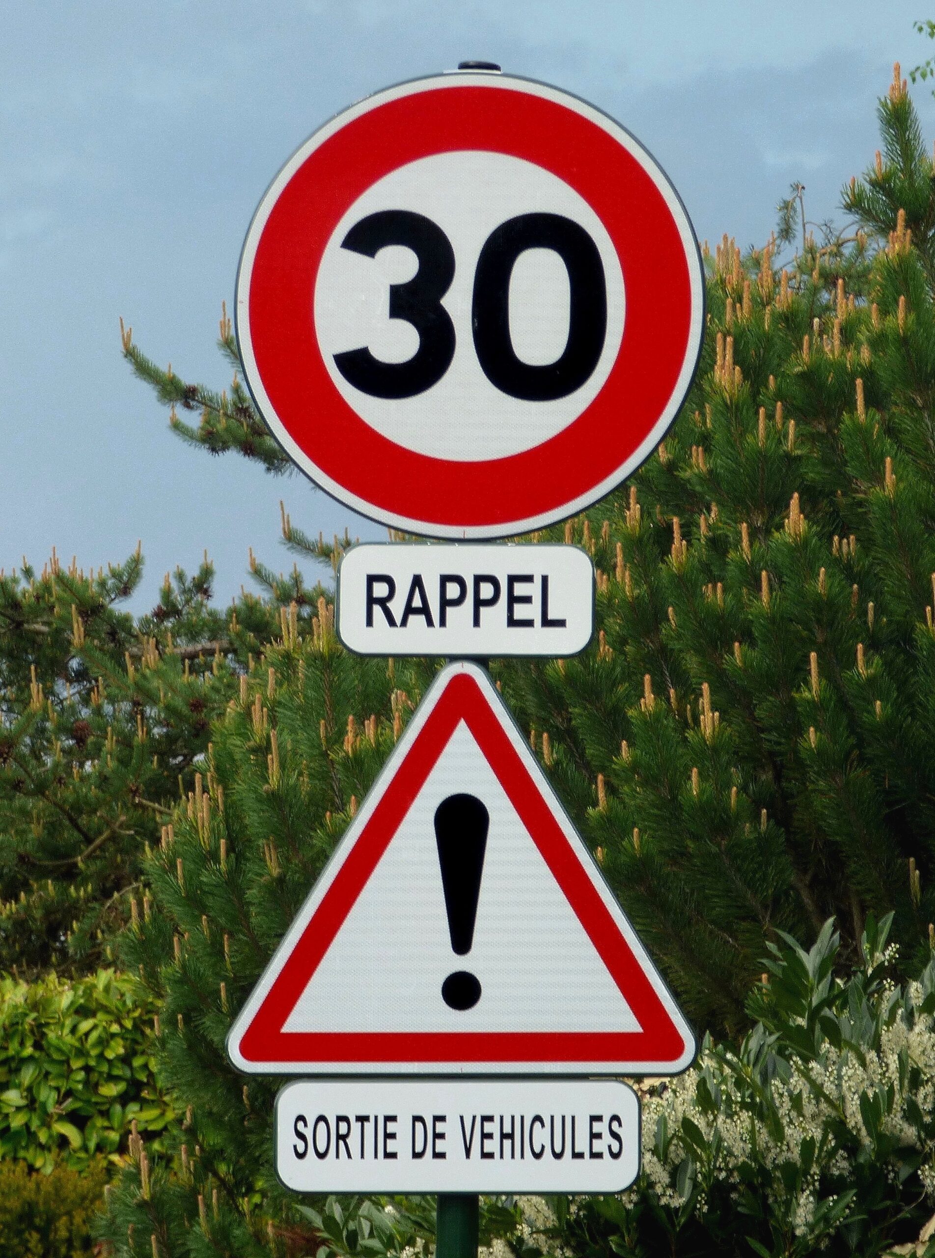découvrez notre gamme variée de panneaux de signalisation, conçus pour garantir la sécurité et améliorer la circulation sur les routes. idéaux pour les collectivités et les professionnels, nos panneaux sont conformes aux normes en vigueur et disponibles dans différents formats et styles.