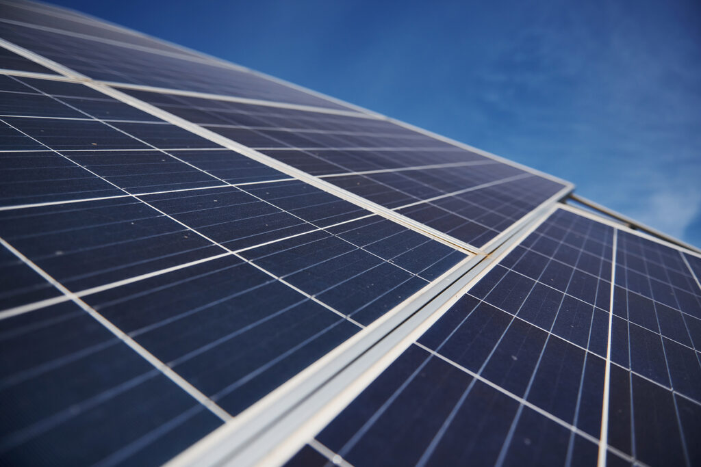découvrez les prix et les avantages des panneaux solaires. informez-vous sur les économies d'énergie, les aides financières et les bénéfices environnementaux liés à l'installation de panneaux photovoltaïques.