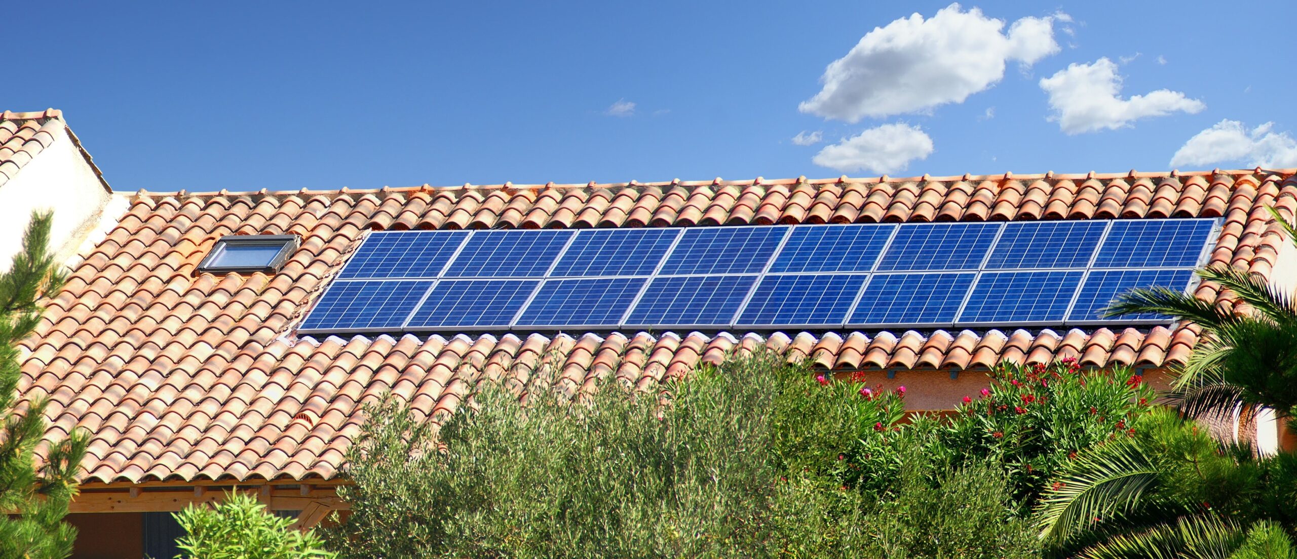 découvrez comment obtenir des panneaux photovoltaïques gratuits et réduire vos factures d'électricité grâce aux aides gouvernementales. profitez d'une énergie renouvelable et durable tout en préservant l'environnement.