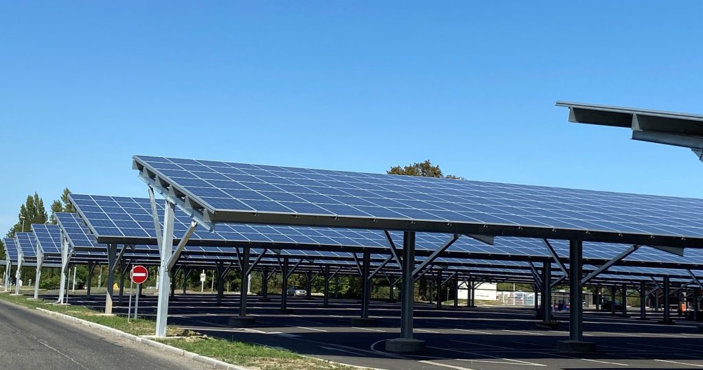 découvrez le parking iraty, un espace innovant et écologique, propulsé par l'énergie solaire. garer votre véhicule tout en profitant d'une solution durable et respectueuse de l'environnement. rejoignez le mouvement vers un avenir plus vert!