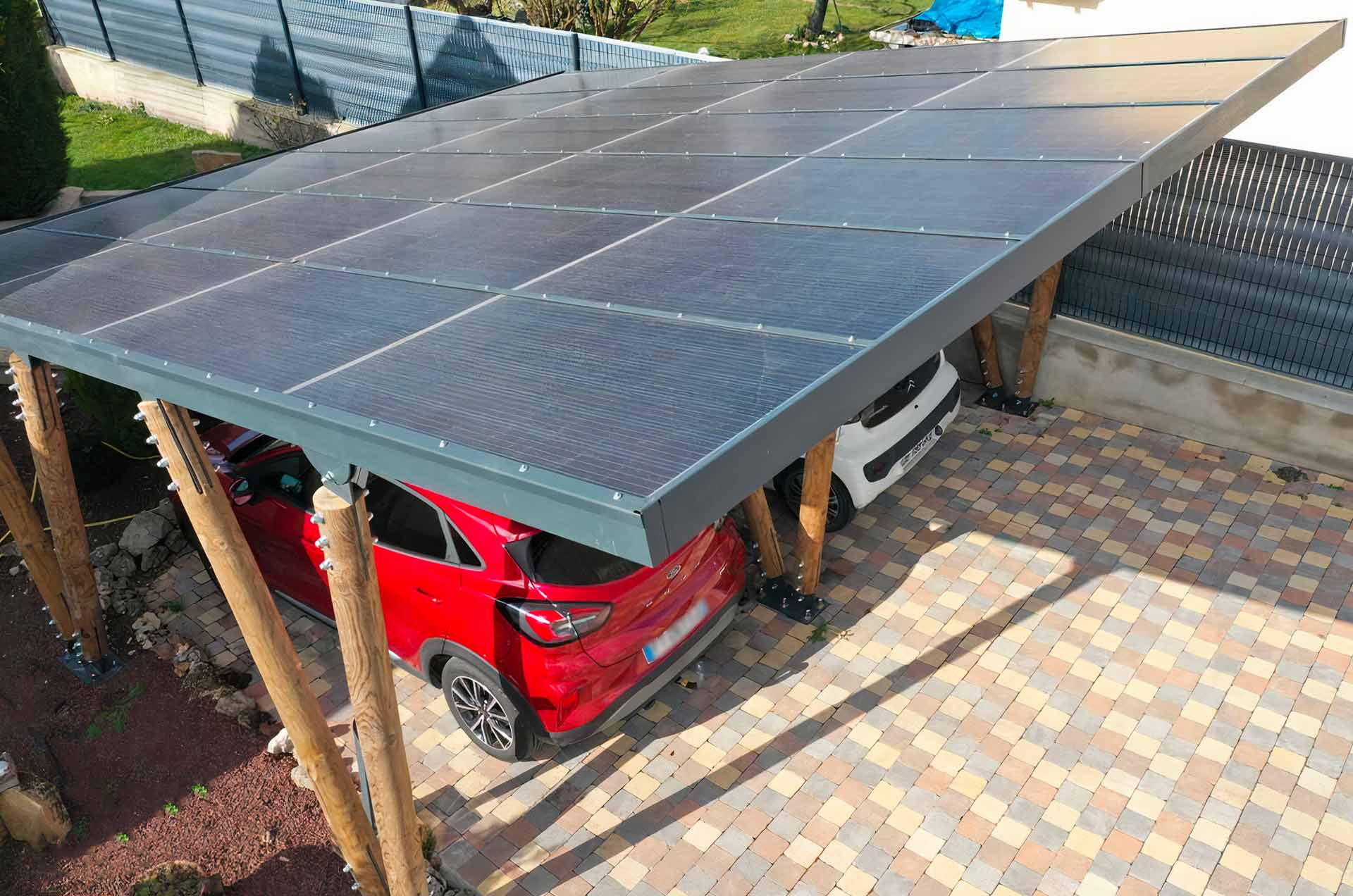 découvrez l'abri garage photovoltaïque, une solution innovante alliant protection de votre véhicule et production d'énergie renouvelable. optez pour une installation durable et écologique tout en réduisant votre facture d'électricité.