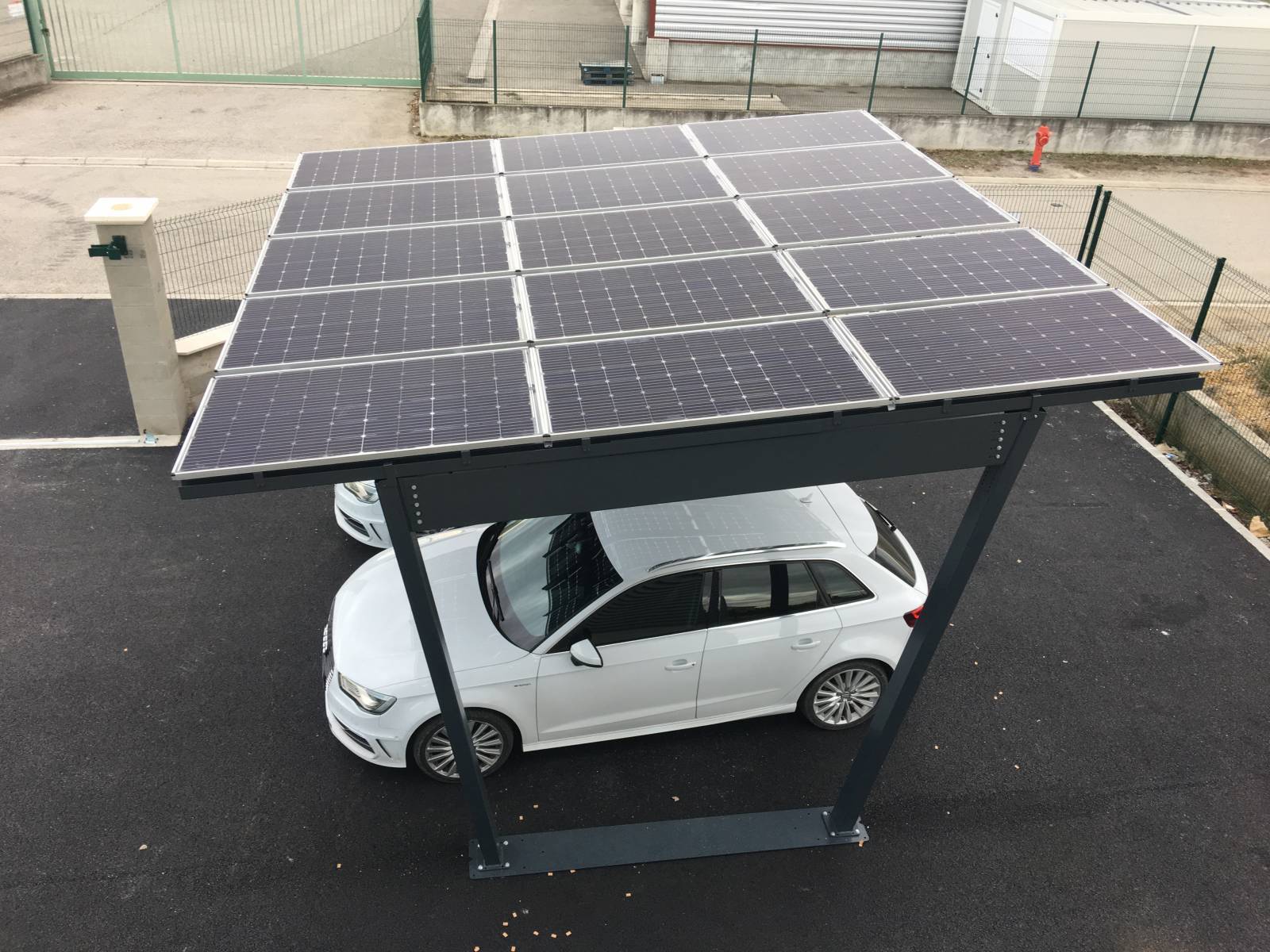 découvrez notre abri garage photovoltaïque, une solution innovante qui allie protection de votre véhicule et production d'énergie verte. profitez d'un espace sécurisé tout en réduisant votre empreinte carbone grâce à des panneaux solaires performants intégrés à votre garage.