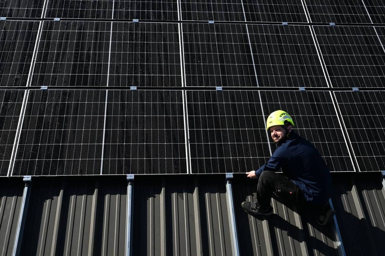 découvrez toutes les aides disponibles pour l'installation de panneaux photovoltaïques en france. profitez de subventions, crédits d'impôt et prêts à taux zéro pour réduire vos coûts et faire de votre transition énergétique un succès.