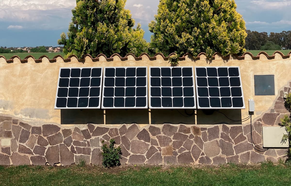 découvrez les avantages de l'autoconsommation avec des panneaux solaires : économisez sur vos factures d'électricité, réduisez votre empreinte carbone et valorisez votre propriété grâce à une énergie renouvelable et durable.