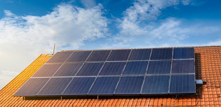 découvrez les avantages de l'autoconsommation solaire : une solution énergétique durable qui vous permet de produire votre propre électricité à partir de l'énergie solaire, de réduire vos factures d'énergie et de contribuer à la préservation de l'environnement.