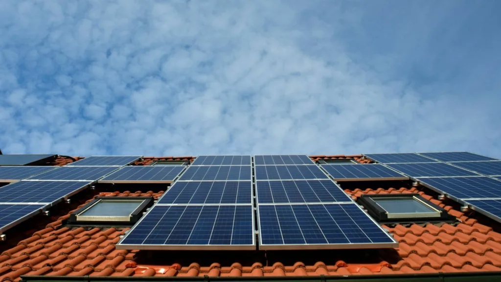 découvrez les nombreux avantages d'un simulateur solaire : amélioration de l'efficacité énergétique, optimisation de l'installation photovoltaïque, et analyse précise des performances pour un investissement rentable.