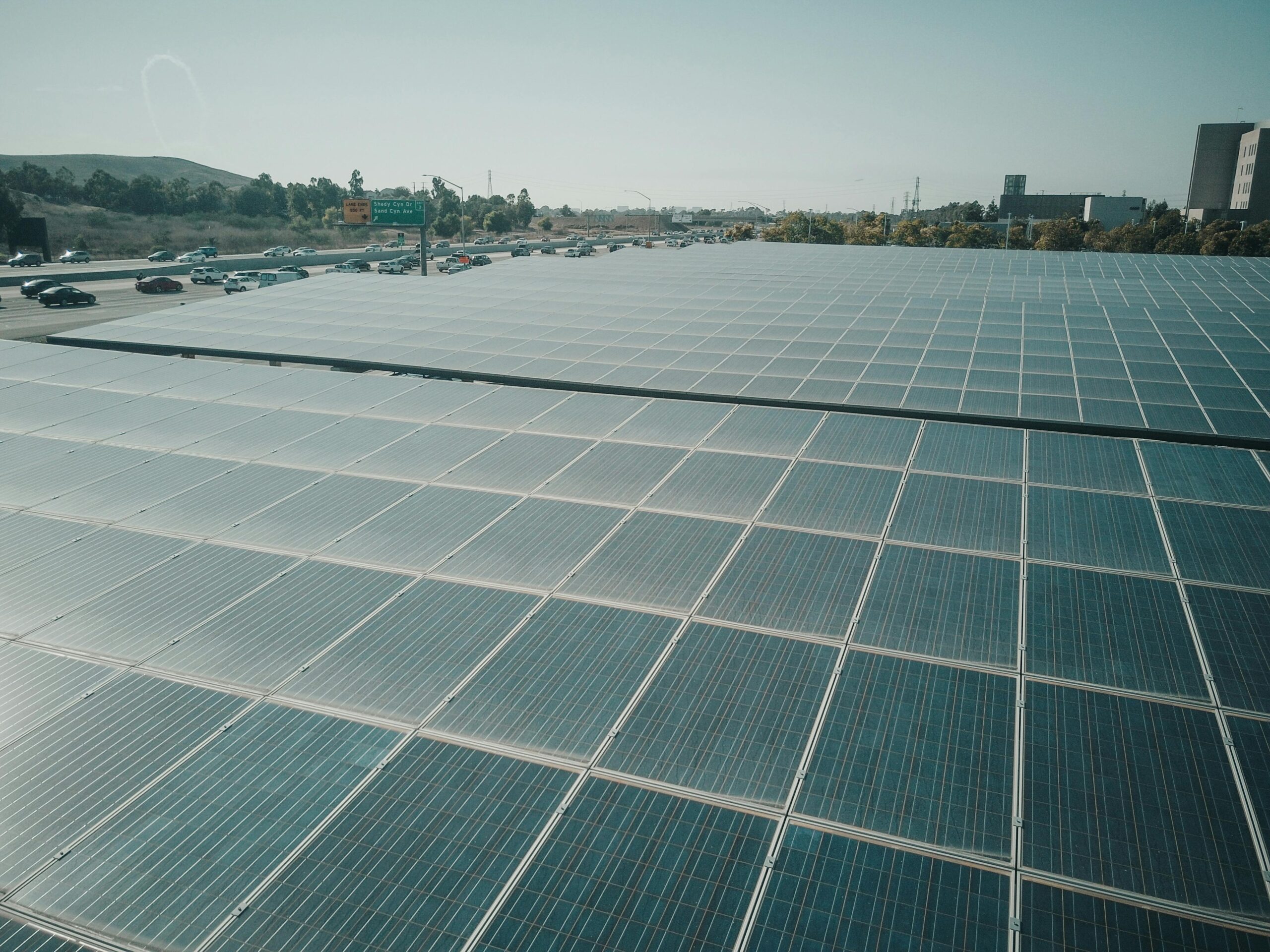 découvrez comment les panneaux photovoltaïques façonnent l'avenir des villes en offrant une solution durable et innovante pour la production d'énergie. explorez les avantages de cette technologie solaire pour les zones urbaines et son impact sur l'architecture et l'environnement.