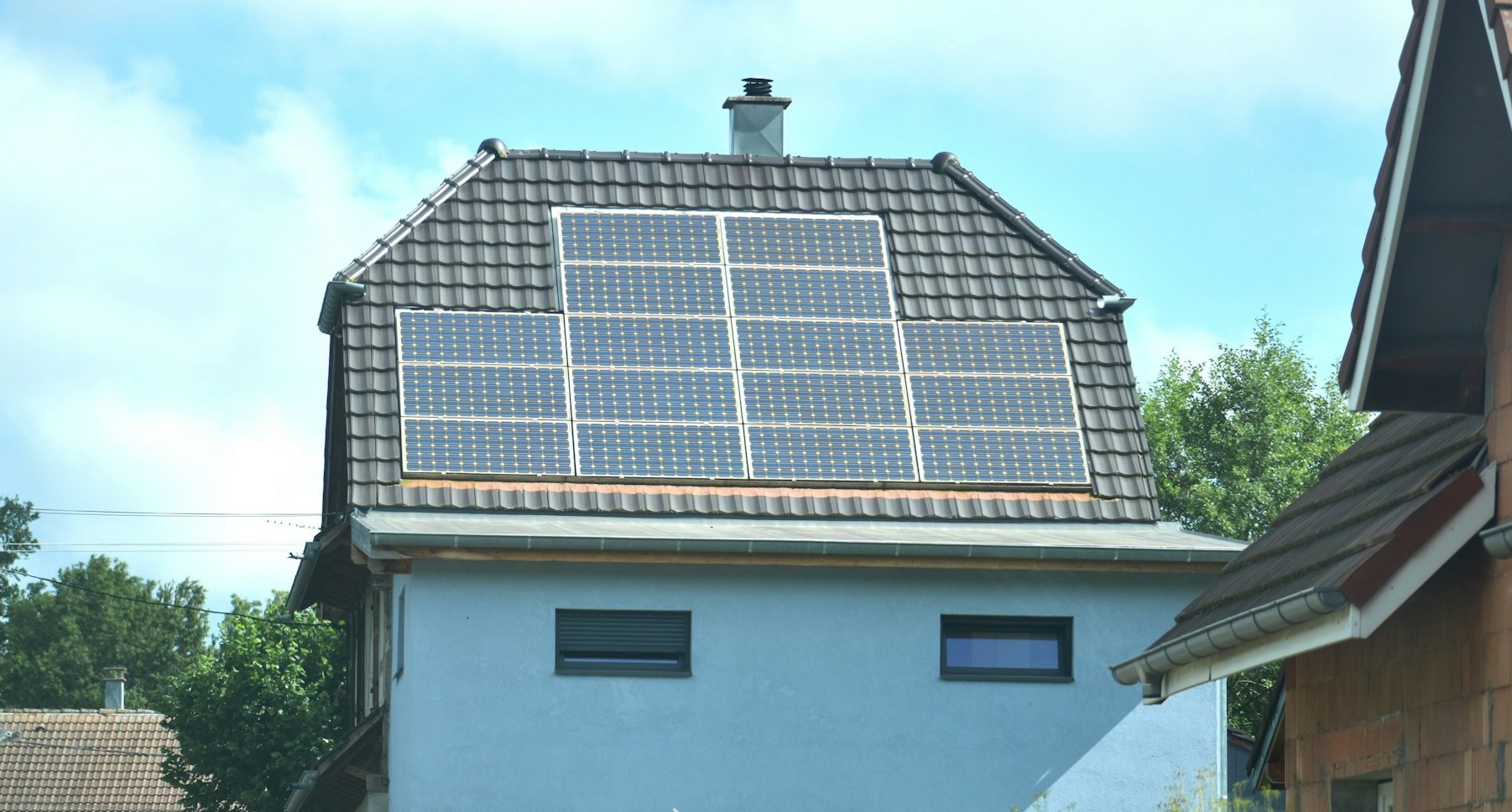 découvrez notre guide complet sur les avis des panneaux solaires. quelles sont les expériences des utilisateurs ? quels sont les avantages et inconvénients de ces systèmes d'énergie renouvelable ? informez-vous avant de faire le choix d'installer des panneaux solaires chez vous.