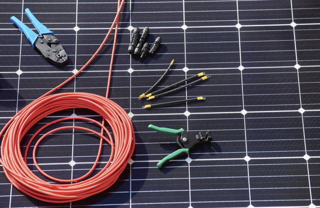 découvrez tout ce qu'il faut savoir sur le branchement des panneaux solaires : étapes, conseils et erreurs à éviter pour une installation efficace et optimale. profitez de l'énergie renouvelable en toute sérénité.