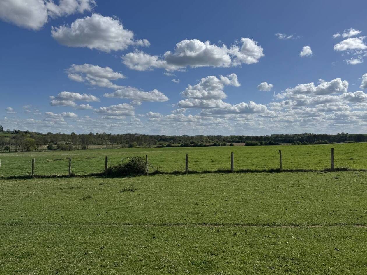 découvrez le calme apaisant de la vie rurale alliée à l'énergie solaire grâce à nos solutions photovoltaïques. profitez d'un mode de vie durable tout en respectant l'environnement.