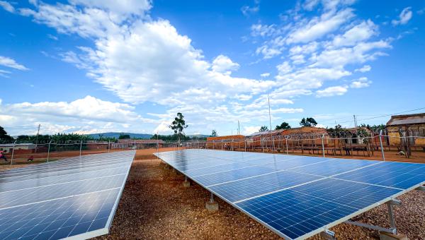 découvrez le calme apaisant de la vie rurale associé à l'énergie renouvelable grâce à nos solutions photovoltaïques. profitez d'un mode de vie durable tout en respectant la nature.