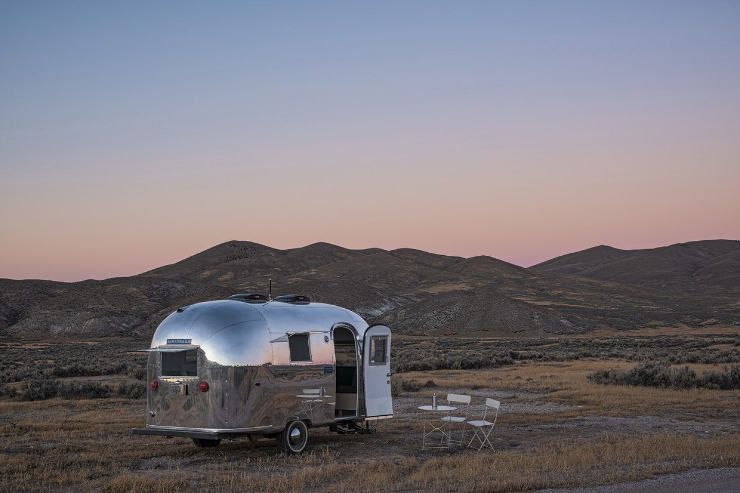 découvrez la caravane autonome, un espace de vie nomade alliant confort et liberté. parfaite pour les aventuriers modernes, elle offre une expérience de voyage unique tout en respectant l'environnement. explorez des destinations tout en profitant d'un habitat mobile et fonctionnel.