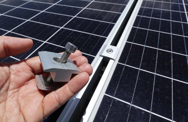 découvrez comment bien choisir les attaches pour vos panneaux solaires afin d'assurer une installation sécurisée et efficace. optimisez la performance de votre système solaire avec des fixations adaptées à votre type de toiture.