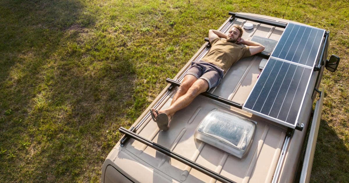 découvrez notre guide complet pour choisir le meilleur kit de panneaux solaires 12v pour votre camping-car. apprenez à évaluer vos besoins énergétiques, à comparer les options disponibles et à profiter d'une autonomie totale lors de vos voyages. éclairez vos aventures et rendez vos escapades plus durables avec nos conseils d'experts.