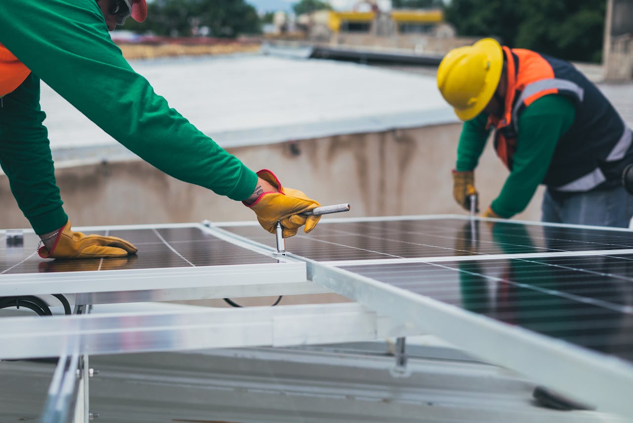 découvrez les enjeux et les conflits liés à l'installation de panneaux photovoltaïques. analyse approfondie des débats environnementaux, économiques et sociaux autour des énergies renouvelables. informez-vous sur les solutions pour une transition énergétique harmonieuse.