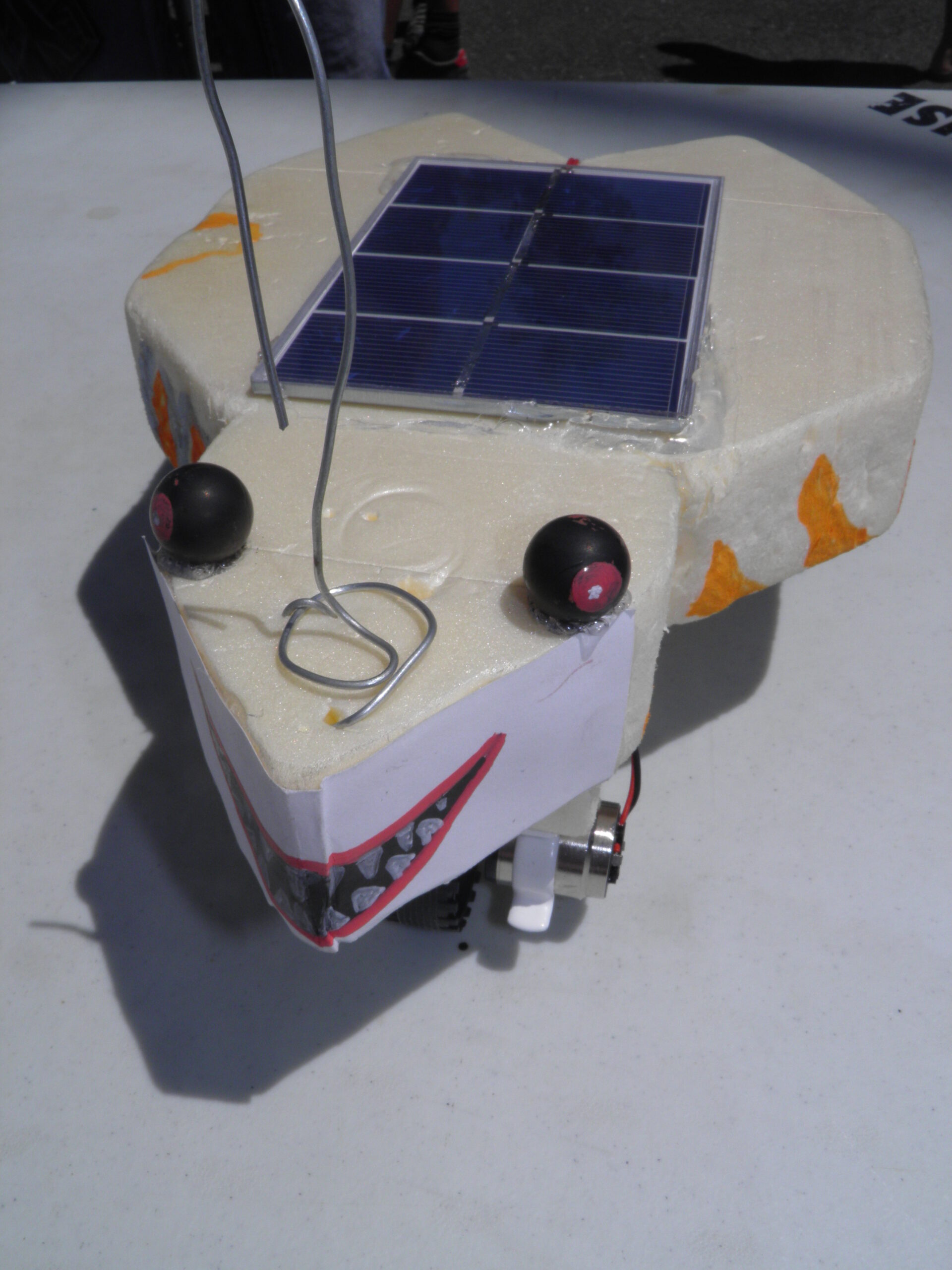 découvrez les défis associés à l'installation et à l'utilisation des panneaux photovoltaïques, tels que les coûts initiaux, l'efficacité énergétique, et les impacts environnementaux, tout en explorant des solutions innovantes pour maximiser leur performance.