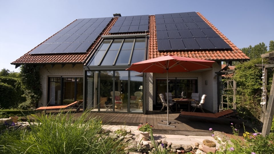 découvrez notre guide sur le dimensionnement solaire simplifié : des conseils pratiques et des outils pour optimiser la taille de votre installation photovoltaïque et maximiser votre production d'énergie.