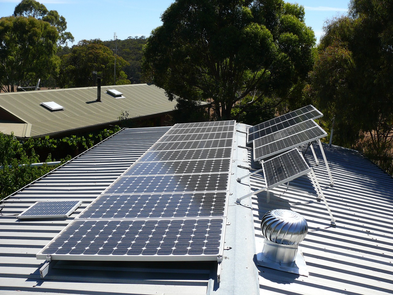 découvrez les meilleurs emplacements pour installer vos panneaux photovoltaïques et maximiser leur efficacité. obtenez des conseils pratiques et des astuces pour optimiser la production d'énergie solaire selon votre environnement.