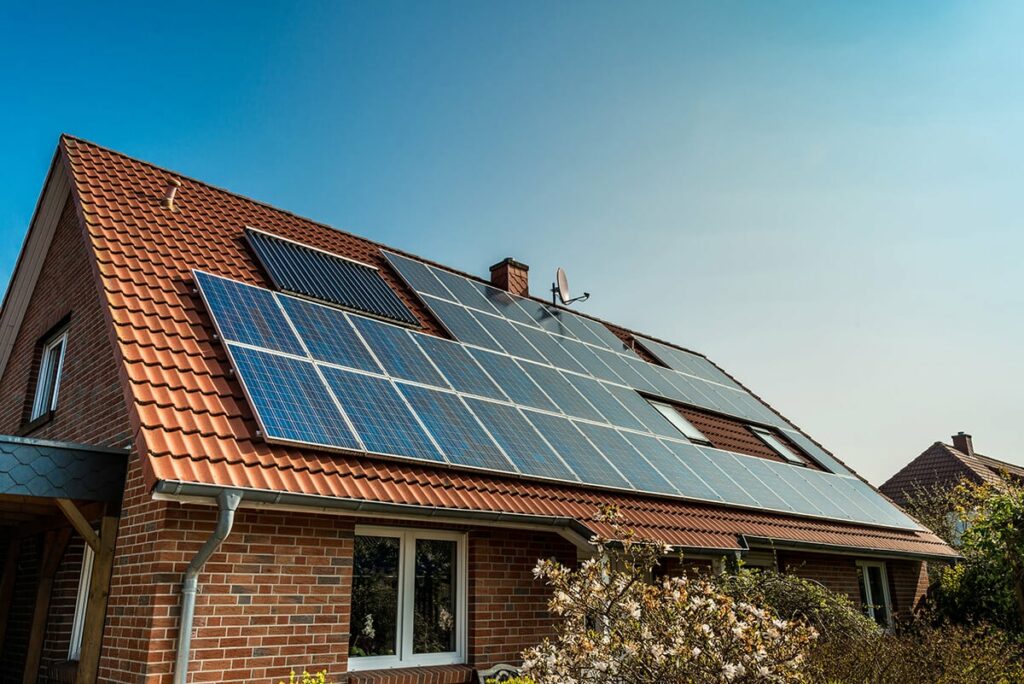 découvrez comment l'énergie solaire et les panneaux photovoltaïques révolutionnent notre consommation d'énergie. apprenez les avantages, les coûts et les étapes pour installer un système solaire efficace chez vous.